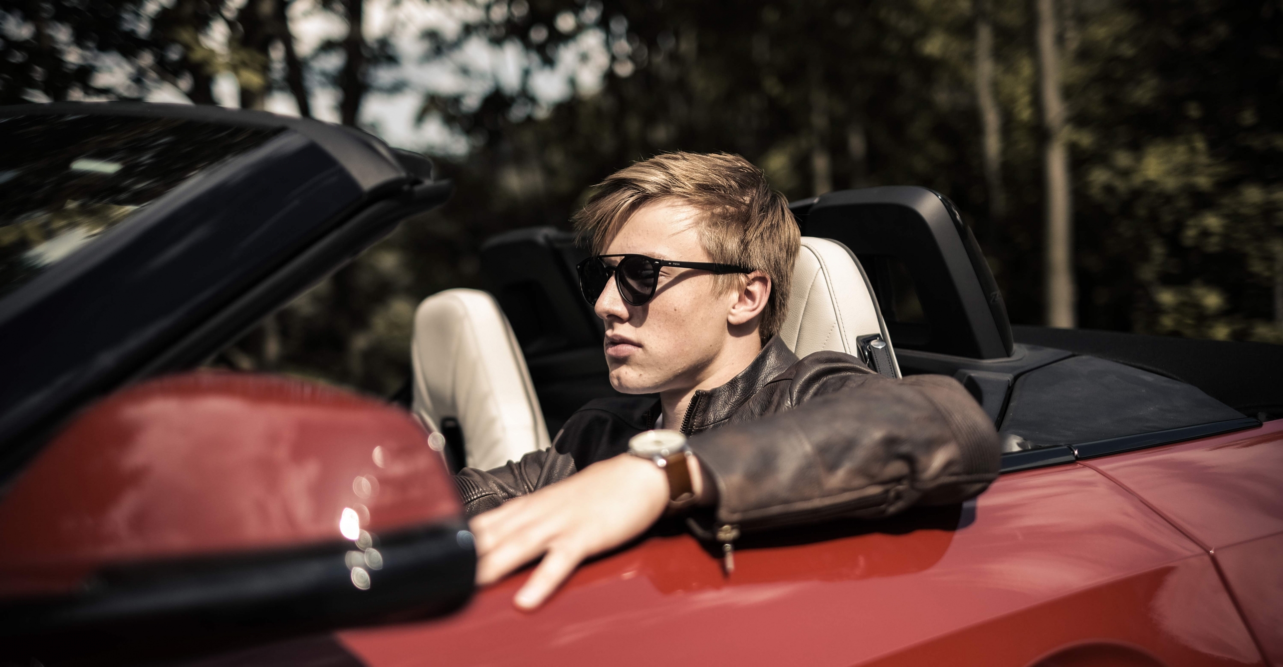 Jan Edelmüller sitzt in einem BMW Z4 Cabrio